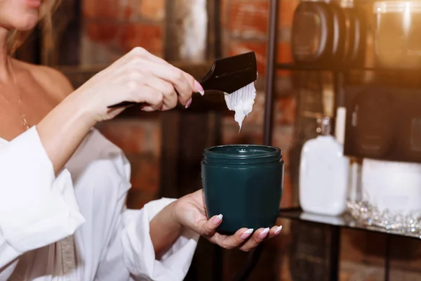 Cosmetólogo aplicando máscara en la cara del cliente en el salón de spa — Foto de Stock