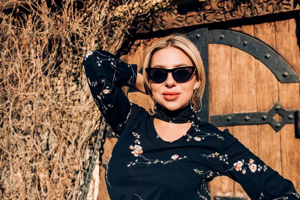 Piękna śliczna Blondynka modelka w sukni stwarzających w mieście — Zdjęcie stockowe