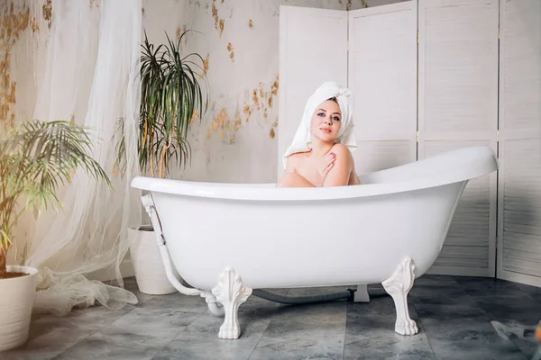 Donna bionda rilassante nel bagno — Foto Stock