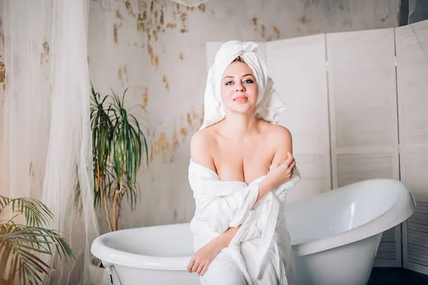 Piuttosto sottile donna caucasica in bagno — Foto Stock