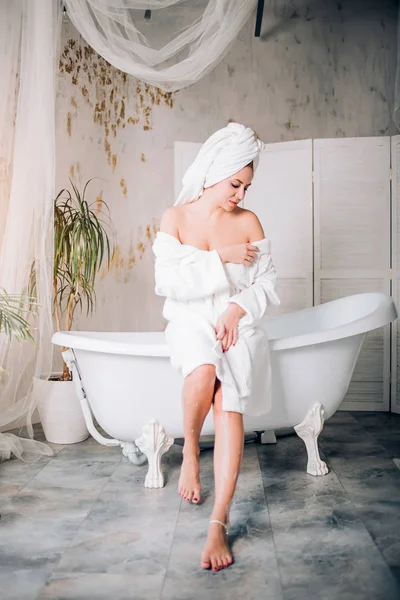 Vrij slank Kaukasische vrouw in de badkamer — Stockfoto