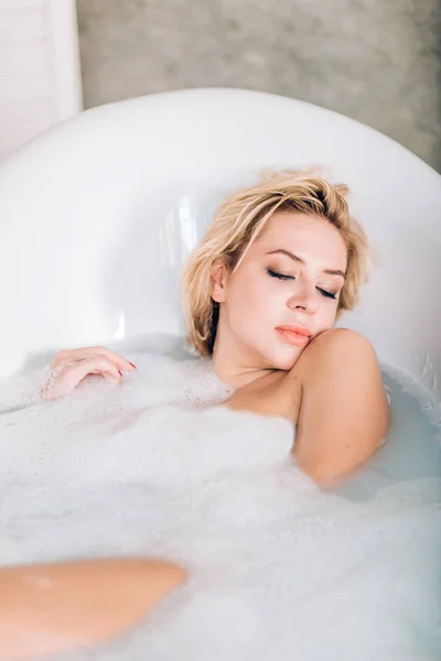 Blondýnka relaxační v lázni — Stock fotografie
