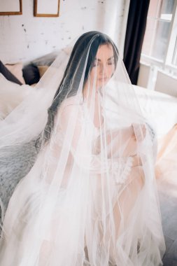 Güzel gelinin Boudoir portresi. Gelin düğün sabahı.