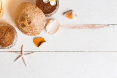 Beyaz arka planda Hindistan cevizi, Spa ürünleri, kahve fırçalama, havlu ve deniz kabukları