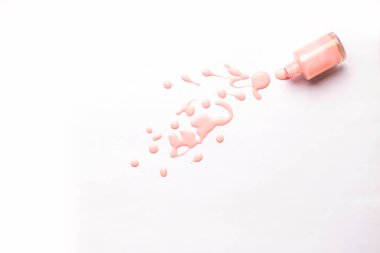 Tırnak cilası şişe ve beyaz arka planda damla