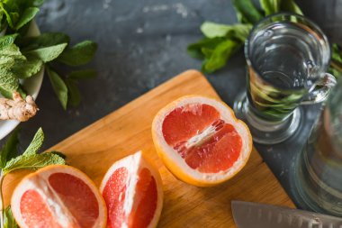 Yazın masada narenciye ve limonata