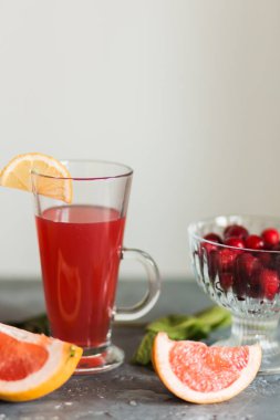 Yazın masada narenciye ve limonata