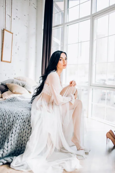 Güzel gelinin Boudoir portresi. Gelin düğün sabahı.