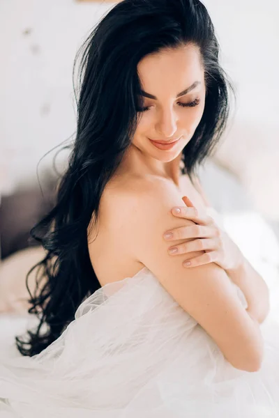 Boudoir retrato de noiva bonita. Manhã de casamento da noiva . — Fotografia de Stock