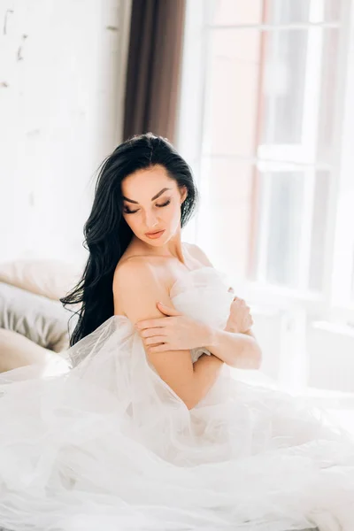 Boudoir portrait de belle mariée. Mariée mariage matin . — Photo