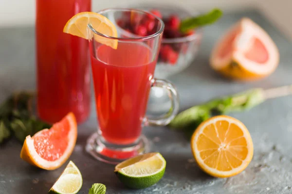 Citrinos e limonada na mesa no verão — Fotografia de Stock