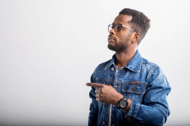 Stüdyoda Afrikalı Amerikalı erkek portresi