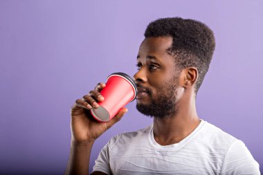 Yakışıklı siyah adam Shot paket kahve tutar