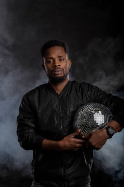 Siyah arka planda disko topu olan havalı bir zenci.