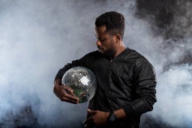 Siyah arka planda disko topu olan havalı bir zenci.