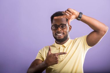 Amerikalı adamın kapalı yakın çekim portresi