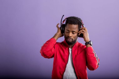 Kulaklıkla müzik dinleyen afrikalı genç adamın portresi