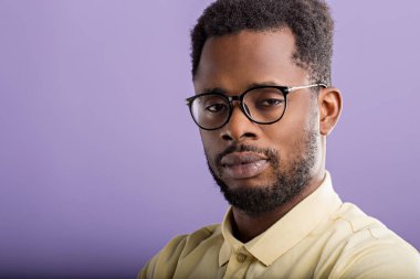 Amerikalı adamın kapalı yakın çekim portresi