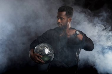 Siyah arka planda disko topu olan havalı bir zenci.