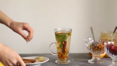 Tarçın, nane, masada kireç ile berrak bir cam Fincan Lezzetli sıcak deniz dikeni çay, closeup