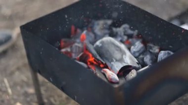Barbekü için kömür detayları, yaz aylarında piknik açık havada kebap, closeup