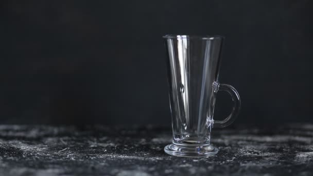 调酒师将做莫吉托鸡尾酒薄荷和石灰的黑色背景 倒入一个透明的杯起泡水 清凉饮料 — 图库视频影像