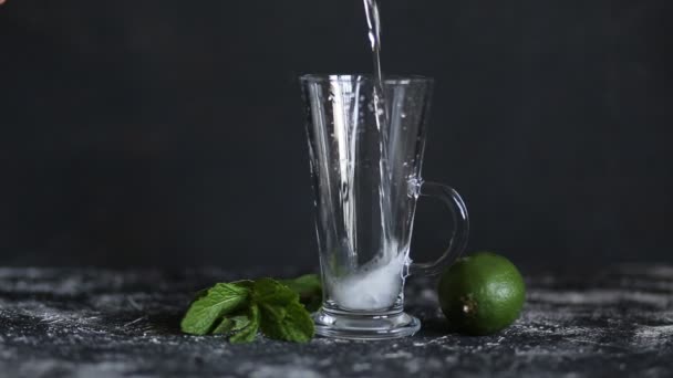 Gelembung Air Soda Berhamburan Tetesan Mengambang Gelas Transparan Dengan Latar — Stok Video