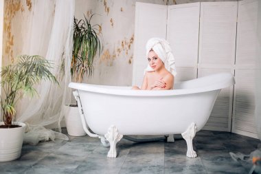 Sarışın kadın banyoda rahatlatıcı