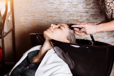 Kadın olan bir güzellik salonu saç yıkamak portresi