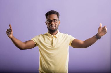 Amerikalı adamın kapalı yakın çekim portresi