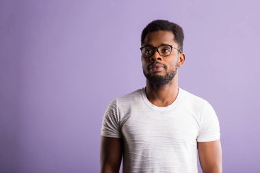 yakışıklı genç Afro-Amerikan erkek portresi