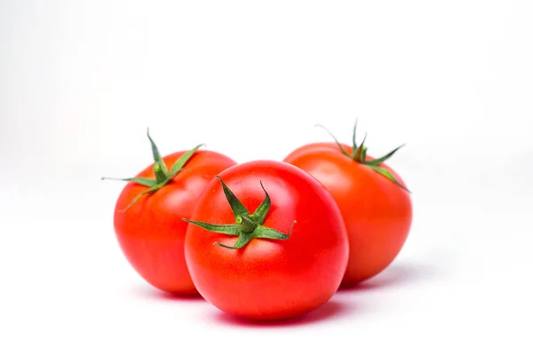 Tomate in isoliertem weißen Hintergrund — Stockfoto