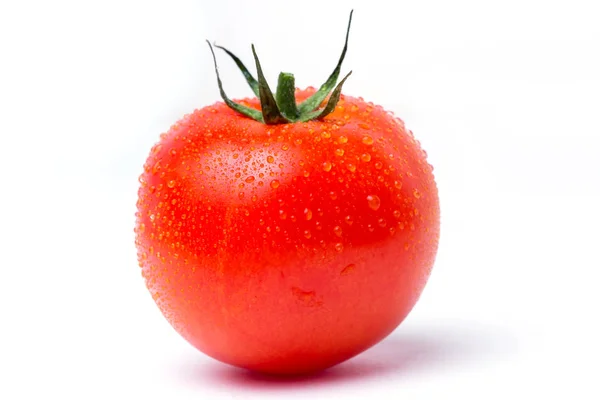 Un tomate redondo rojo maduro sobre fondo blanco aislado , —  Fotos de Stock