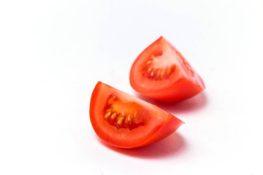 İki adet kırmızı ripe domates izole beyaz arka plan, yakın çekim, kopya alanı