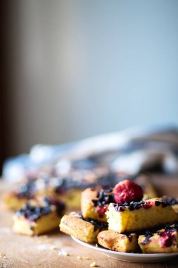 Çilek ve blueberrie ahşap arka plan üzerinde çeşitli berry pie ile parçaları