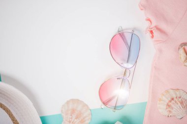 Tatil, yaz ve seyahat öğeleri, üst görünüm