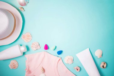 Mavi arka plan üzerinde plaj aksesuarları