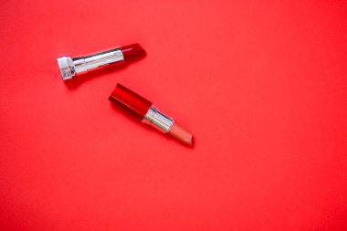 izole kırmızı zemin üzerine ruj