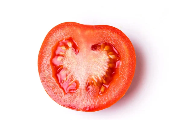 Beyaz izole zemin üzerine kırmızı dilimlenmiş taze domates Close-Up
