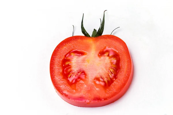 Rebanada de tomate rojo maduro sobre fondo blanco aislado . —  Fotos de Stock