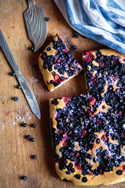 Üst görünüm yaban mersini ve çilek berry lezzetli kek