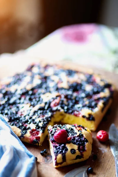 Closeup pie and a piece of berry blueberry and strawberry cake — Stock Photo, Image