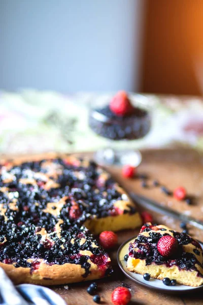 Delicious Breakfast, homemade cakes, summer concept. Berry blueberry pie with strawberry — Stock Photo, Image