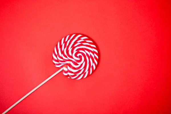 Pirulito espiral vermelho e branco — Fotografia de Stock