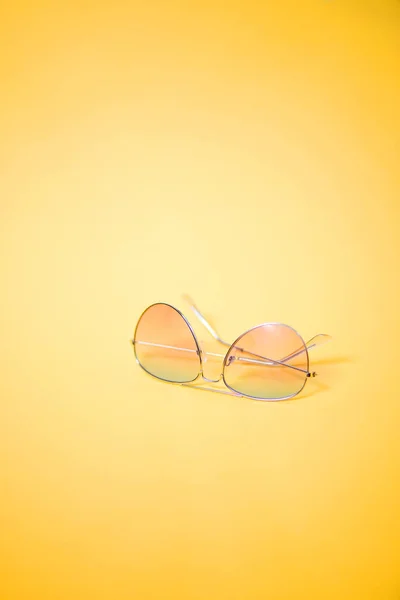Occhiali da sole su sfondo giallo — Foto Stock