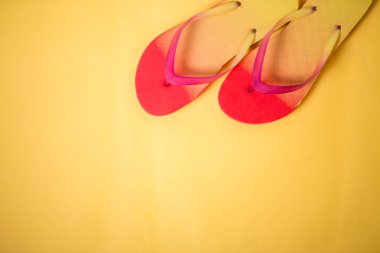 sarı arka planda plaj Flip flop