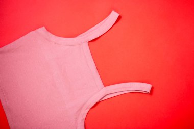Kırmızı arka plan üzerinde T-shirt