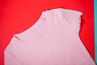 Kırmızı arka plan üzerinde T-shirt