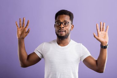 Koyu tenli adam mor arka plan üzerinde izole