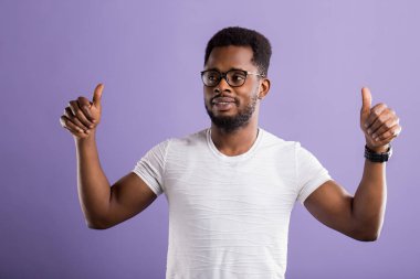 Koyu tenli adam mor arka plan üzerinde izole